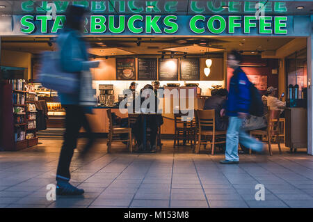 Vue sur la rue animée à Taipei en face de l'entreprise Starbucks coffee shop Banque D'Images