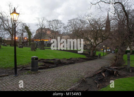 Voir l'église de Greyfriars de cour, et le château d'Édimbourg. Banque D'Images