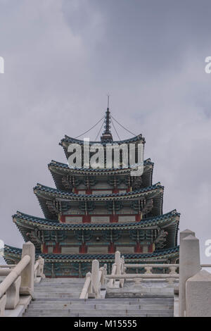 Jusqu'à un escalier, menant à un ancien palais avec des toits à plusieurs niveaux, dans la région de Gyeongbokgung, Séoul, Corée du Sud Banque D'Images