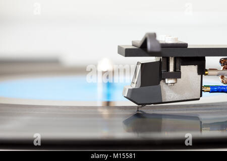 Stylet sur disque vinyle. Gros plan de la cartouche de plateau tournant avec aiguille et plaque LP, arrière-plan flou, espace de copie. Banque D'Images