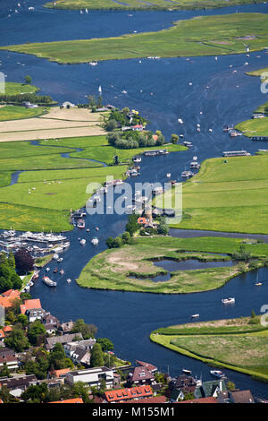 Les Pays-Bas, Warmond, Moulin, yachts et bateaux dans les lacs appelé Kagerplassen. Vue aérienne. Banque D'Images