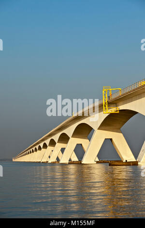 Les Pays-Bas, Zierikzee, appelé pont Zeelandbrug. Banque D'Images