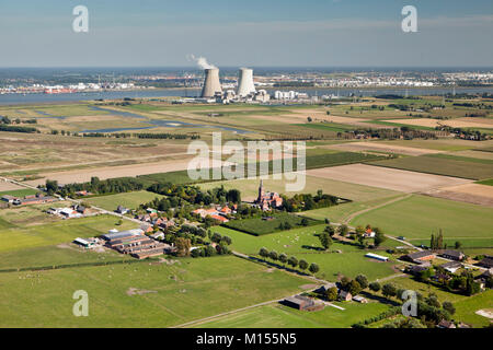 La Belgique, l'Prosperdorp, près de la rivière Westerschelde. Nucléaire d'arrière-plan et de la zone industrielle d'Anvers. Vue aérienne. Banque D'Images