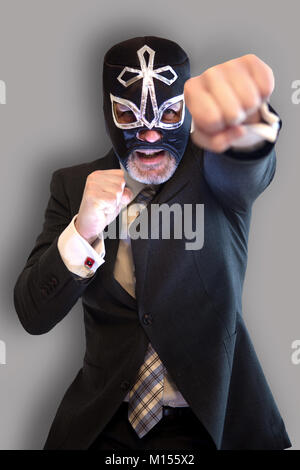 Portrait of businessman avec masque de catcheur et combats poste Banque D'Images