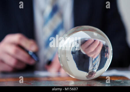 Homme d'affaires libre de documents Signature en face de bille de verre Banque D'Images