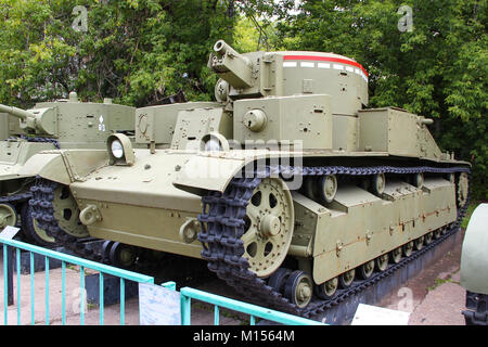 Le trehyadernye historique soviétique T-28 tank dans le Musée Central des Forces armées Banque D'Images