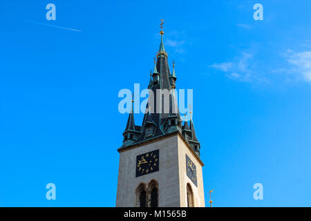 Vieille Tour de l'Église Saint Etienne, vue de la tour de l'horloge contre le ciel bleu. Banque D'Images