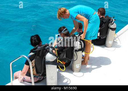 L'entraîneur de plongeon femme donne des instructions pour les débutants avant de plonger du bateau, mer rouge Banque D'Images