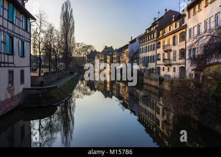 Vue à partir de la 'Petite France', quartier historique médiéval de la ville de Strasbourg, France. Tourné en fin d'après-midi en hiver. Banque D'Images
