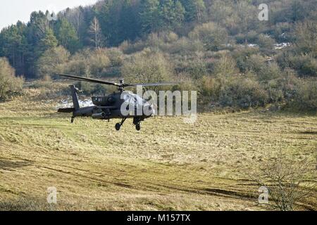 Un hélicoptère d'attaque AH-64 Apache crew avec le 1er Bataillon de Reconnaissance, d'attaque, 227e Régiment d'aviation, 1st Air Cavalry Brigade, Division de cavalerie, de rechercher le domaine de l'activité de l'ennemi pendant la formation à Hohenfels Domaine de formation, l'Allemagne, le 26 janvier 2018. L'équipage participe à l'esprit des alliés VIII, un exercice multinational avec plus de 4 100 participants de 10 nations qui est conçu pour accroître l'interopérabilité entre les forces armées et l'amélioration de l'armée américaine est prête. . (U.S. Photo de l'armée par le Sgt. Gregory T. Summers / 22e Détachement des affaires publiques mobiles) Banque D'Images