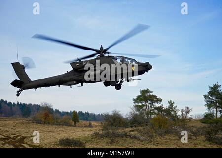 Un hélicoptère d'attaque AH-64 Apache crew avec le 1er Bataillon de Reconnaissance, d'attaque, 227e Régiment d'aviation, 1st Air Cavalry Brigade, Division de cavalerie, décolle de l'aérodrome de tactique à l'intérieur de la zone d'entraînement, Allemagne Hohenfels alliées au cours Esprit VIII, le 26 janvier 2018. Esprit alliées VIII est un exercice multinational avec plus de 4 100 participants de 10 nations qui est conçu pour accroître l'interopérabilité entre les forces armées et l'amélioration de l'armée américaine est prête. (U.S. Photo de l'armée par le Sgt. Gregory T. Summers / 22e Détachement des affaires publiques mobiles) Banque D'Images