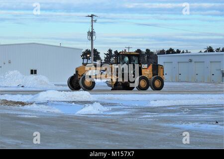 Un opérateur de l'équipement avec le Fort McCoy entrepreneur en déneigement, Kaiyuh Services LLC d'Anchorage, Alaska, efface la neige le 18 janvier 2018, à Fort McCoy, Wisconsin (Etats-Unis) l'installation a reçu plusieurs pouces de neige au cours d'une tempête à la mi-janvier. (U.S. Photo de l'Armée de Scott T. Sturkol, Public Affairs Office, Fort McCoy, Wisconsin) Banque D'Images