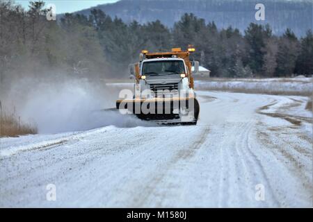 Un opérateur de l'équipement avec le Fort McCoy entrepreneur en déneigement, Kaiyuh Services LLC d'Anchorage, Alaska, efface la neige au-delà d'une série sur la route South Post le 17 janvier 2018, à Fort McCoy, Wisconsin (Etats-Unis) l'installation a reçu plusieurs pouces de neige au cours d'une tempête à la mi-janvier. (U.S. Photo de l'Armée de Scott T. Sturkol, Public Affairs Office, Fort McCoy, Wisconsin) Banque D'Images