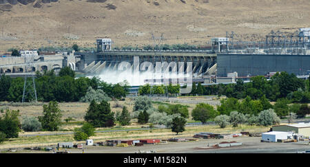 McNary de blocage et d'un barrage sur la rivière Columbia, près de Umatilla, Oregon Banque D'Images