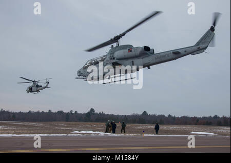 U.S. Marine Corps AH-1W Super Cobra et UH-1Y Venom affectés à l'Escadron d'hélicoptères d'attaque légère Marine 167 décolle de l'Aérodrome de Fort McCoy, au Wisconsin, le 20 janvier 2018. Ullr Shield est un exercice visant à améliorer 2'aile de sa capacité dans des environnements grand froid. (U.S. Marine Corps Photo par Lance Cpl. Jailine L. Martinez) Banque D'Images