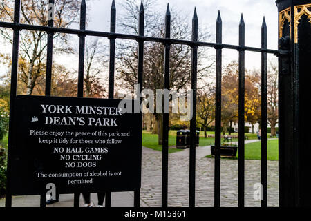 York, United Kingdom - 11/18/2017 : Cathédrale de York Dean's Park panneau d'entrée, pas de jeux de balle, randonnée à vélo, ou des chiens. Banque D'Images