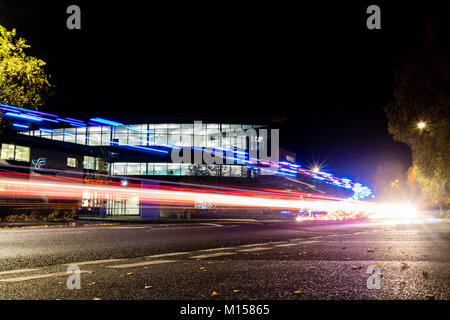 York, United Kingdom - 11/18/2017 New York : St. John's Centre d'apprentissage et de la bibliothèque des fontaines de nuit avec légèreté de la circulation. Banque D'Images