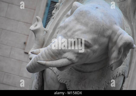 Elephant en face de l'hôtel Minerva , obélisque égyptien Banque D'Images