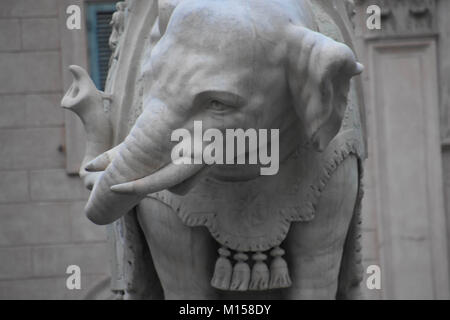 Elephant en face de l'hôtel Minerva , obélisque égyptien Banque D'Images