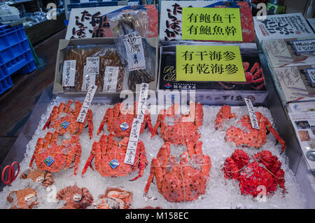 Frais de crabes Taraba au marché au poisson de Nijo Sapporo, la plus grande ville dans le Nord de l'île de Hokkaido. Taraba, le crabe est un doit essayer à Hokkaido Banque D'Images