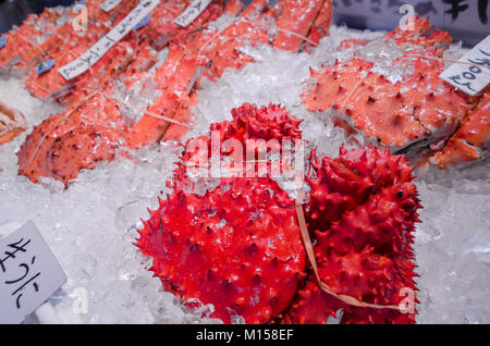 Frais de crabes Taraba au marché au poisson de Nijo Sapporo, la plus grande ville dans le Nord de l'île de Hokkaido. Taraba, le crabe est un doit essayer à Hokkaido Banque D'Images