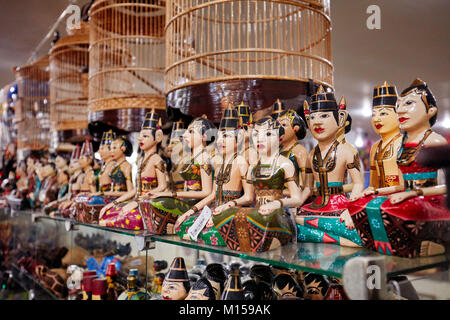 Sélection de souvenirs à vendre à Hamzah boutique Batik. Yogyakarta, Java, Indonésie. Banque D'Images