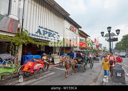 Déménagement à cheval le long de la rue Malioboro. Yogyakarta, Java, Indonésie. Banque D'Images