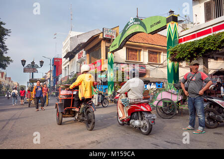 Le trafic sur la rue Malioboro. Yogyakarta, Java, Indonésie. Banque D'Images