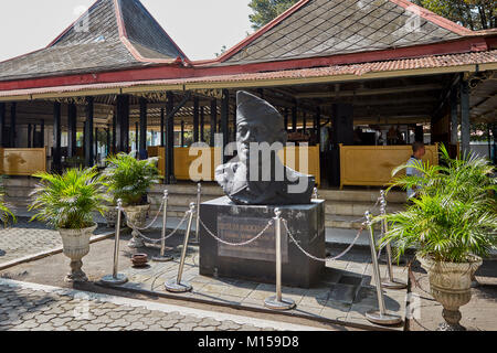 Buste de Sri Sultan Hamengkubuwono IX à la Kraton de Yogyakarta, palais du Sultan complexe. Yogyakarta, Java, Indonésie. Banque D'Images