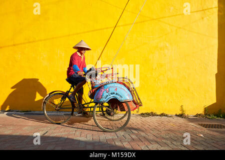 Pousse-pousse à vélo sur Ketandan Wetan street. Yogyakarta, Java, Indonésie. Banque D'Images