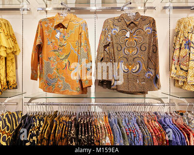 Une sélection de chemises batik indonésien dans une boutique sur la rue Malioboro. Yogyakarta, Java, Indonésie. Banque D'Images