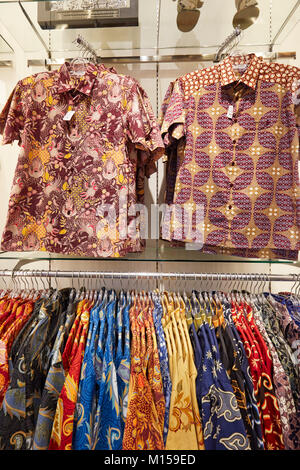Une sélection de chemises batik indonésien dans une boutique sur la rue Malioboro. Yogyakarta, Java, Indonésie. Banque D'Images