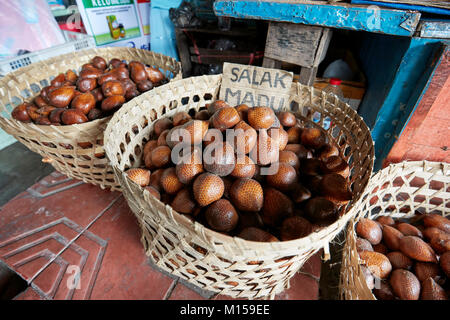 Des paniers pleins de Salak, ou Snake Fruit (nom scientifique : Salacca zalacca) pour la vente sur la rue Malioboro. Yogyakarta, Java, Indonésie. Banque D'Images