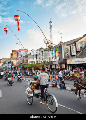 Le trafic sur la rue Malioboro. Yogyakarta, Java, Indonésie. Banque D'Images