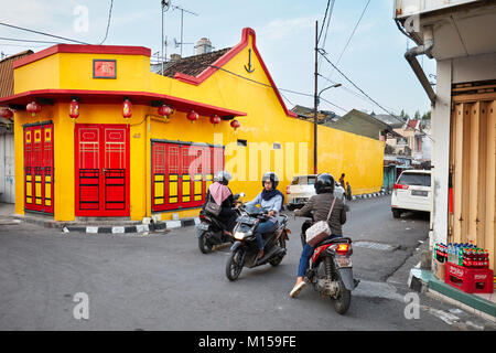 Trafic sur Ketandan Wetan street. Yogyakarta, Java, Indonésie. Banque D'Images