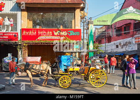 Balade en calèche en attente de clients sur la rue Malioboro. Yogyakarta, Java, Indonésie. Banque D'Images