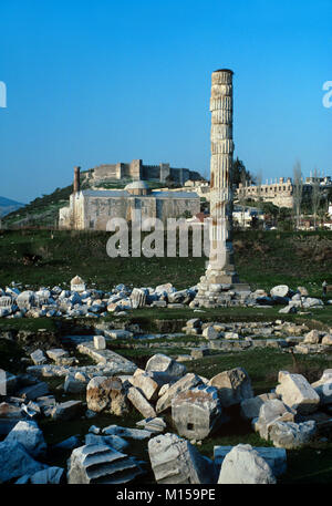 Colonne et vestiges de l'Artemision, sanctuaire ou temple d'Artémis, une des sept merveilles du monde antique, à Éphèse, à la Citadelle ou forteresse derrière, Selçuk, Turquie Banque D'Images