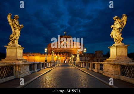 Rome, Italie - 12 octobre 2015 : Pont St Angelo avec St Angelo Château à Rome, Italie Banque D'Images