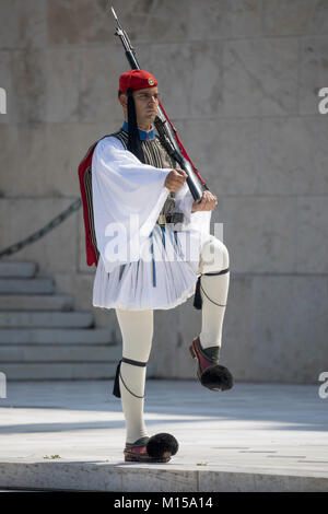 Changement de la garde à la Tombe du Soldat inconnu à la place Syntagma, Athènes, Grèce, Europe Banque D'Images