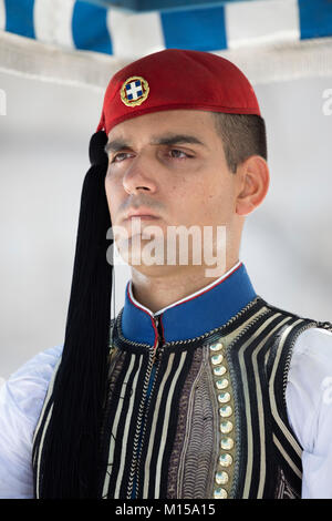 Portrait de guard en costume traditionnel de la Tombe du Soldat inconnu à la place Syntagma, Athènes, Grèce, Europe Banque D'Images