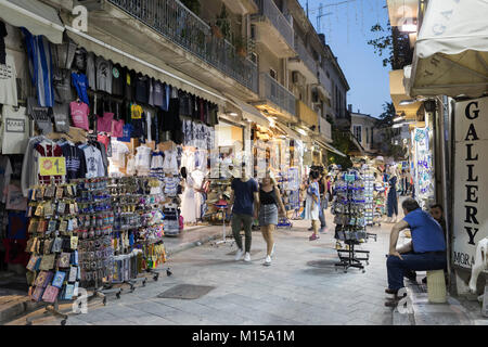 Les boutiques touristiques le long de la Plaka Adrianou en début de soirée, Athènes, Grèce, Europe Banque D'Images