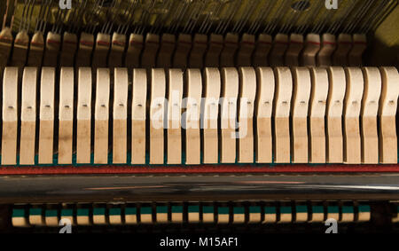 L'intérieur d'un vieux piano - Marteaux et cordes Banque D'Images