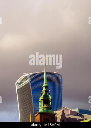 Vue sur la flèche de la tour All Hallows par l'Église et le bâtiment de talkie walkie 20 Fenchurch Street - Londres, Angleterre Banque D'Images