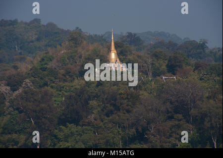 La Pagode d'or de Wat Phu Pa Kon temple en Thaïlande. Banque D'Images