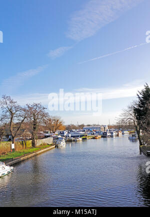 Une vue de la rivière Ant sur les Norfolk Broads en aval du pont Wayford, Stalham, Norfolk, Angleterre, Royaume-Uni, Europe. Banque D'Images