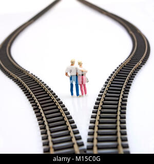 Figurine d'un couple entre petit train tracks Banque D'Images