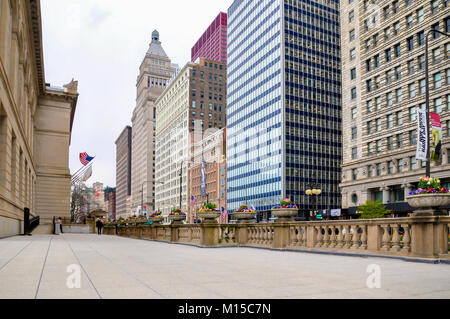 Chicago, IL - 5 mai 2011 - Terrasse de l'Art Institute de Chicago, avec l'avis de Michigan Avenue. Banque D'Images