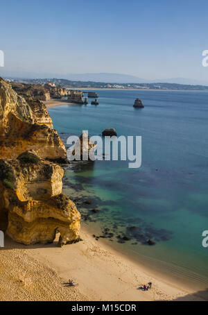 Do Camilo Beach est une petite plage pittoresque avec de magnifiques formations rocheuses et une vue magnifique depuis le haut,dans l'ouest de Lagos, Algarve, Portugal Banque D'Images