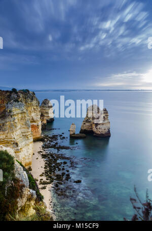 Do Camilo Beach est une petite plage pittoresque avec de magnifiques formations rocheuses et une vue magnifique depuis le haut,dans l'ouest de Lagos, Algarve, Portugal Banque D'Images