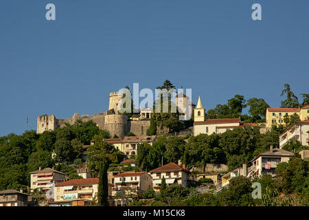 Hill avec Trsat château romain et l'église notre dame et surroundig flexibles sur une journée ensoleillée. Rijeka, Croatie Banque D'Images